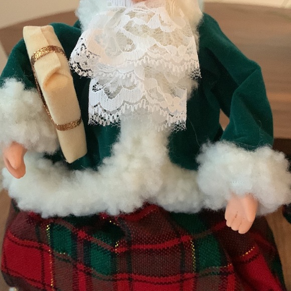 Vintage Holiday Carolers Figurines - Picture 9 of 12